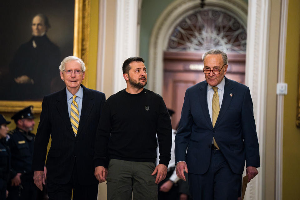 El presidente de Ucrania, Volodímir Zelenski, es recibido por el líder de la mayoría del Senado, Chuck Schumer (demócrata por Nueva York), a la derecha, y el líder de la minoría del Senado, Mitch McConnell (republicano por Kentucky), a su llegada al Capitolio en Washington, el martes 12 de diciembre de 2023. (Kent Nishimura/The New York Times)
