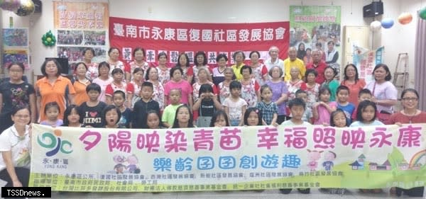 永康區公所工讀生為復國、西灣、新樹、鹽洲及烏竹等5個社區老幼規劃系列活動，將銀髮與幼孩的心串聯起來。（記者李嘉祥攝）