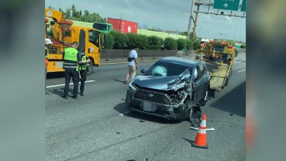 近1個月以來，高速公路又接二連三出現緩衝車被撞，且被大肆宣傳的車禍照片正好又都是Toyota Corolla Cross。(圖片來源/ 翻攝自PTT)