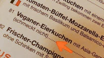 <p>Wie ein Eierkuchen vegan sein kann, das entschließt sich uns nicht. Aber der Ehrlichkeit des Koches gefällt uns.<br></p><p> (Bild: facebook.com/GastroFails) <br></p>