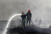 Los bomberos trabajan para apagar un incendio mortal en una instalación de almacenamiento de petróleo en Matanzas, Cuba, el martes 9 de agosto de 2022. El siniestro se desencadenó cuando un rayo golpeó uno de los ocho tanques de la instalación la noche del viernes 5 de agosto. (Ernesto Mastrascusa, Pool Foto, vía AP)