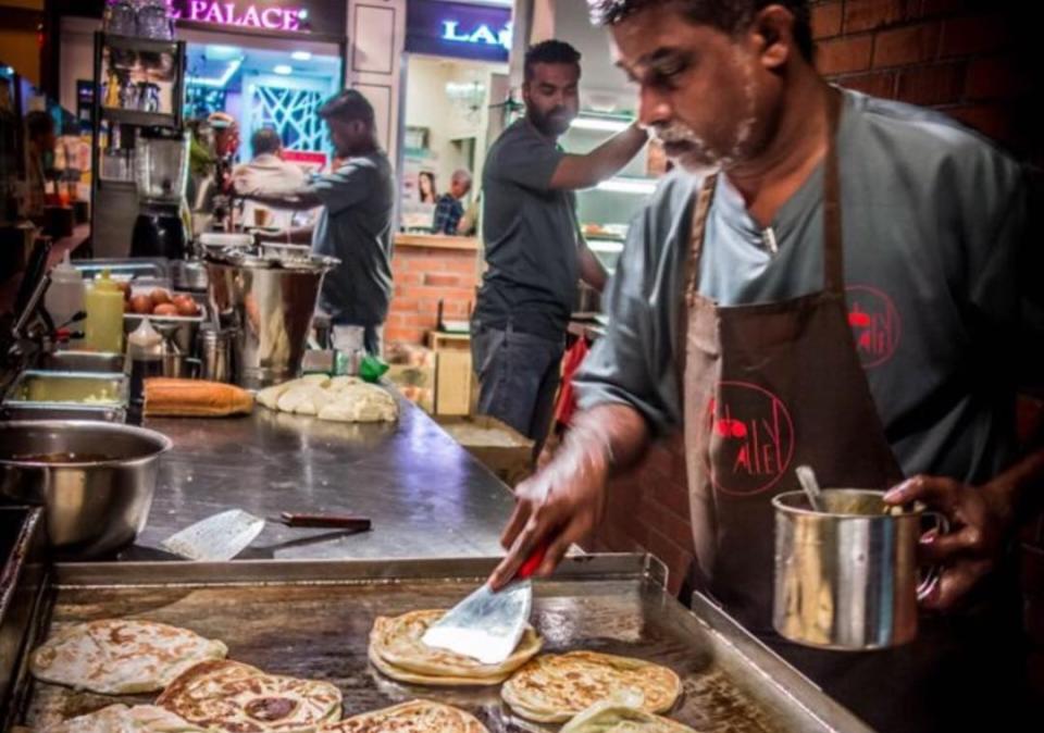 prata alley - man doing prata