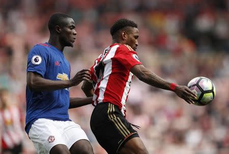Britain Football Soccer - Sunderland v Manchester United - Premier League - Stadium of Light - 9/4/17 Sunderland's Jermain Defoe in action with Manchester United's Eric Bailly Action Images via Reuters / Lee Smith Livepic