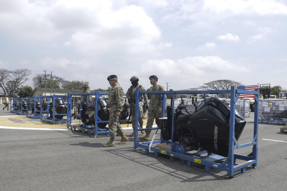 Equipamiento de seguridad y para desastres naturales de Estados Unidos colocados antes de ser donados a las Fuerzas Armadas de Ecuador, en Guayaquil, Ecuador, el jueves 25 de enero de 2024. La donación es parte de la cooperación para apoyar la lucha de Ecuador contra la violencia relacionada con bandas de narcotráfico. (AP Foto/César Muñoz)