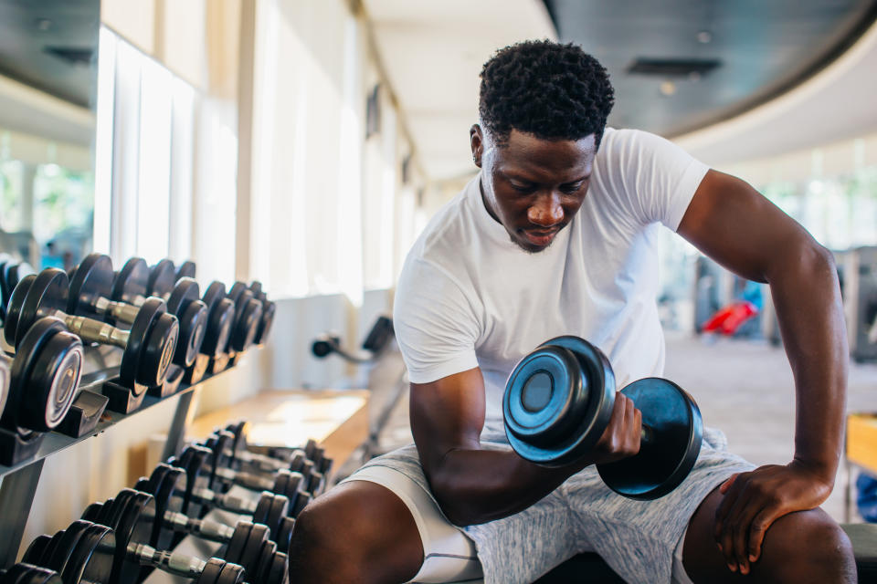 La ingesta de creatina es más beneficiosa cuando se practican ejercicios de pesas y también en entrenamientos de velocidad por intervalos. (Getty Creative)