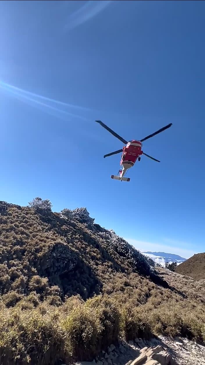 空勤協助吊掛遺體下山。（圖／翻攝畫面）