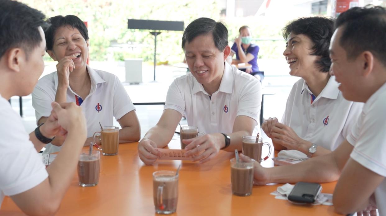 GE2020: Trade and Industry Minister Chan Chun Sing (third from left) having drinks with the rest of the Tanjong Pagar GRC candidates before a walkabout. (Photo: Nicholas Tan for Yahoo News Singapore)