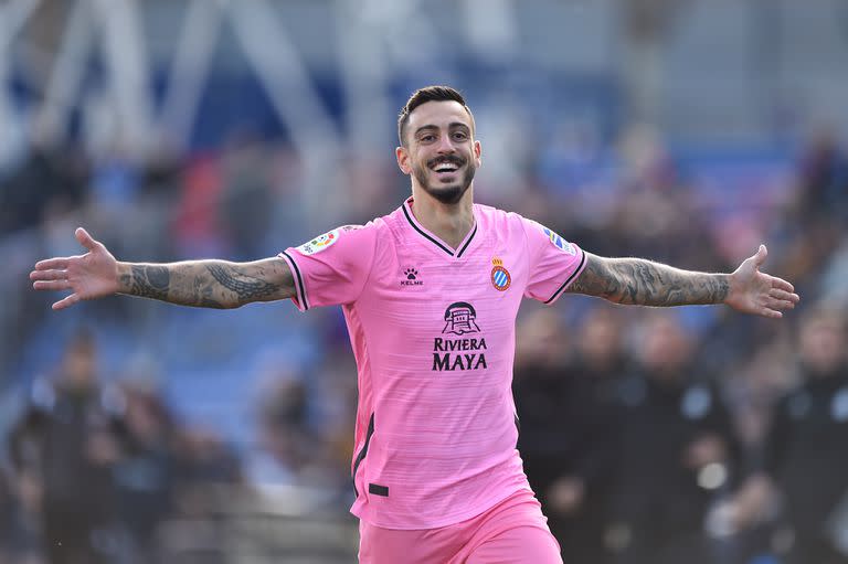 El festejo de Joselu, goleador de Espanyol, tras anotarle un tanto desde la mitad de la cancha a Getafe, por la 17a fecha de la Liga española