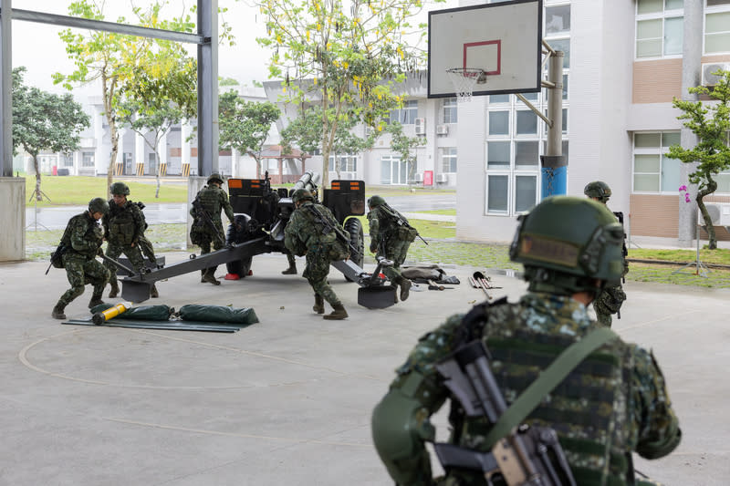 總統賴清德28日到花蓮復興北營區勗勉陸軍混合砲兵營，砲兵部隊實施聯合操作演練。（中央社）