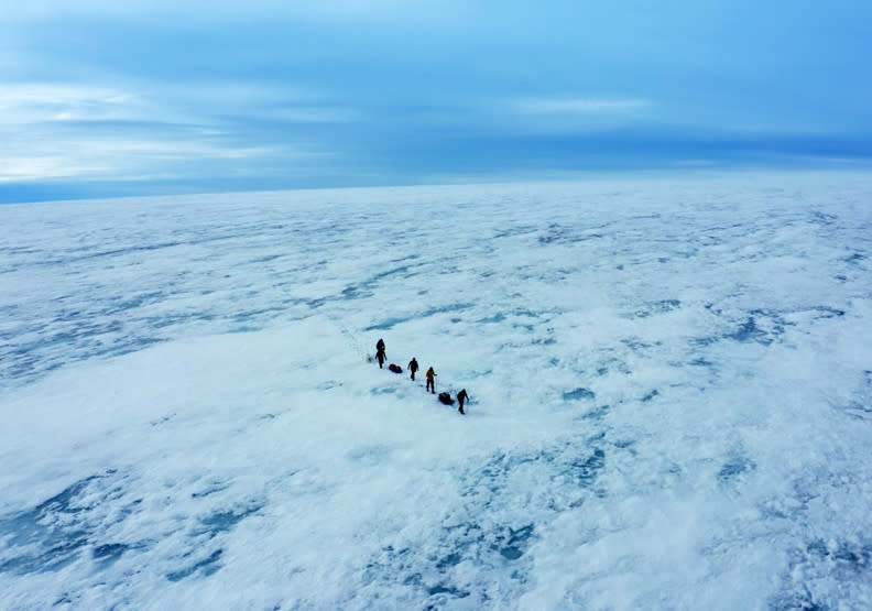 攝影組前往拍攝格陵蘭島施托雷冰川稍縱即逝的冰裂場景。BBC Earth