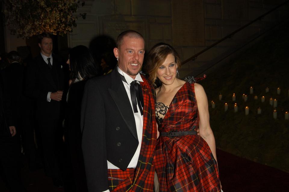 La Gala del Met de 2006 siempre se recordará porque Alexander McQueen y Sarah Jessica Parker desfilaron juntos por la alfombra roja. Además, combinaron sus looks, dos diseños del genio británico. (Foto: Billy Farrell / Getty Images)