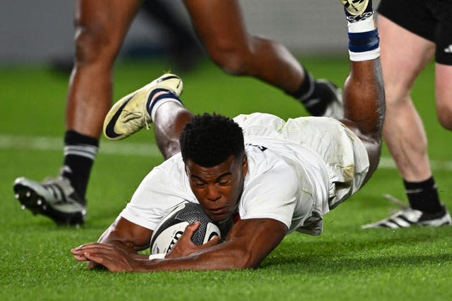 Immanuel Feyi-Waboso scores England's first try