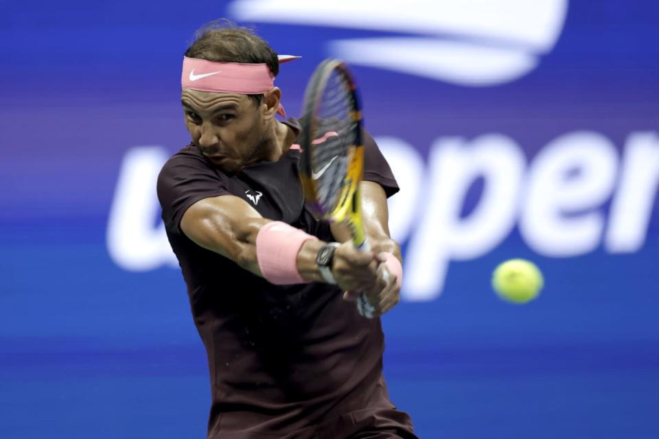 Rafael Nadal le devuelve un tiro a Richard Gasquet durante su partido de tercera ronda en el US Open.