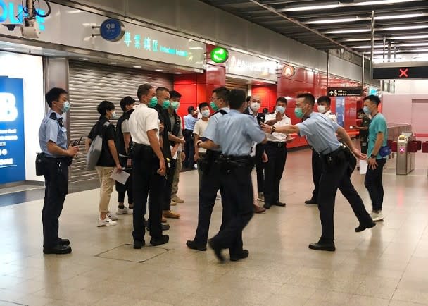 大批警員到場調查。(何子輝攝)