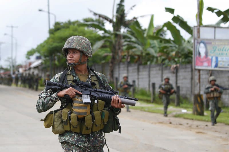 菲律賓政府軍28日在馬拉威市內推進，準備繼續進攻極端組織。（美聯社）