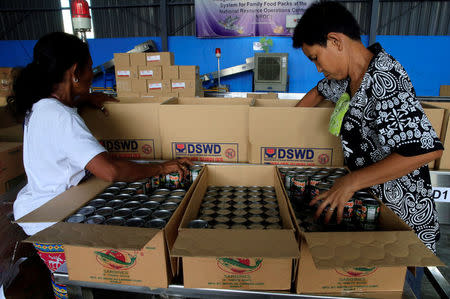 Voluneteers pack relief goods which will be distributed to the victims of Super Typhoon Haima, local name Lawin, at a warehouse in Pasay city, metro Manila, Philippines October 20, 2016. REUTERS/Romeo Ranoco