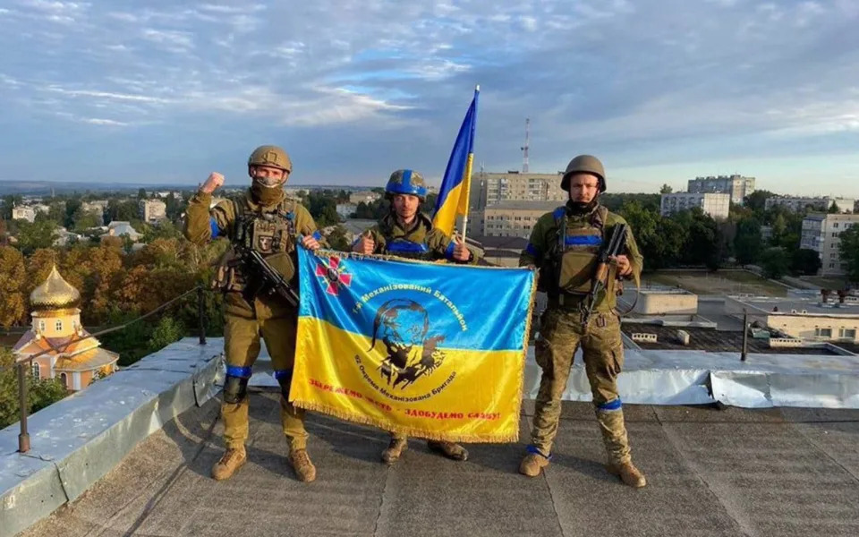 Ukrainische Soldaten im Zentrum von Kupjansk