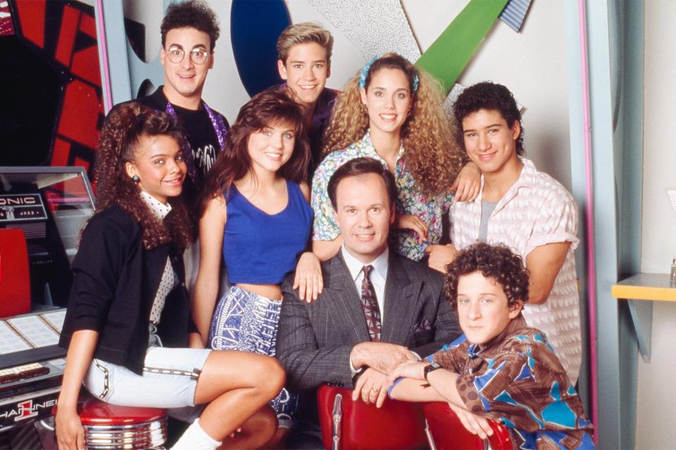 SAVED BY THE BELL -- Pictured: (l-r) Lark Voorhies as Lisa Turtle, Ed Alonzo as Max, Tiffani Thiessen as Kelly Kapowski, Mark-Paul Gosselaar as Zack Morris, Dennis Haskins as Mr. Richard Belding, Elizabeth Berkley as Jessie Myrtle Spano, Dustin Diamond as Screech Powers, Mario Lopez as A.C. Slater