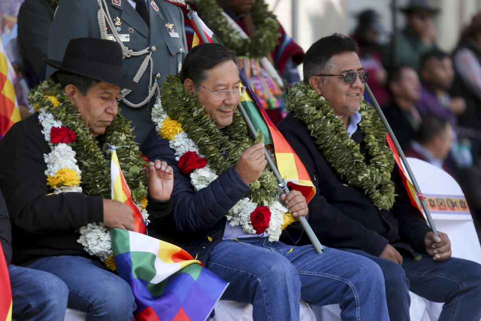 El presidente boliviano, Luis Arce, con hojas de coca durante una ceremonia por el Día del Masticado de hoja de coca o "Día del Acullico," en la Plaza Murillo cerca del palacio presidencial en La Paz, Bolivia, el jueves 11 de enero de 2024. (AP Foto/José Lavayén)