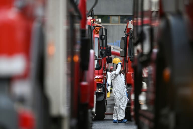 Un enquêteur médico-légal dépêché sur le site de l'incendie qui a éclaté au sous-sol d'un immeuble résidentiel d'Istanbul, le 2 avril 2024 (OZAN KOSE)