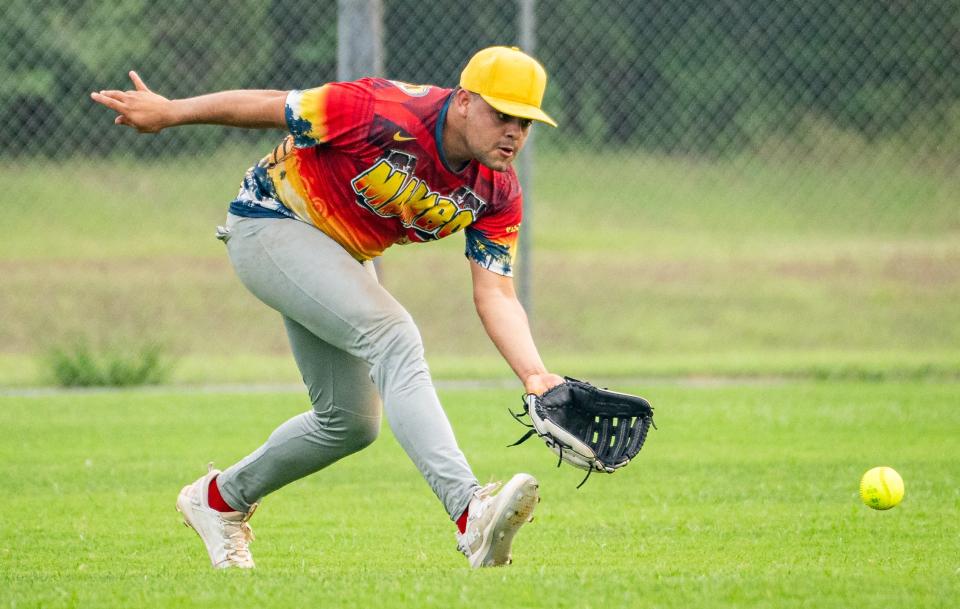 Jean Rojas, un jugador del equipo Mambo, recoge una pelota durante un partido contra los Marlins en mayo en Brushy Creek Sports Park en Cedar Park.