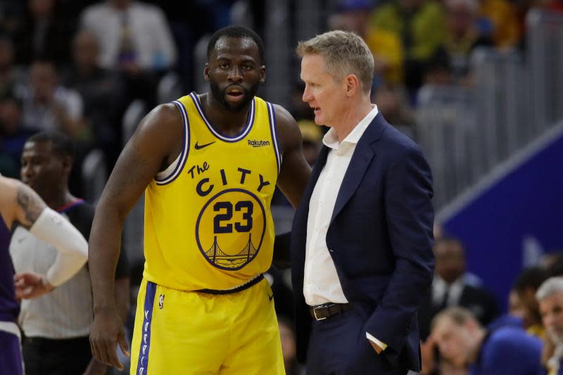 ▲勇士總教練Steve Kerr和大前鋒Draymond Green交談。（圖／美聯社／達志影像）