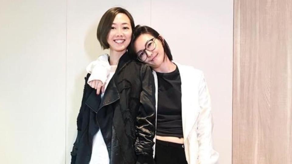 孫燕美（左）曾參與孫燕姿歌曲服裝設計，當時2人還開心合照。（圖／翻攝自孫燕姿微博）