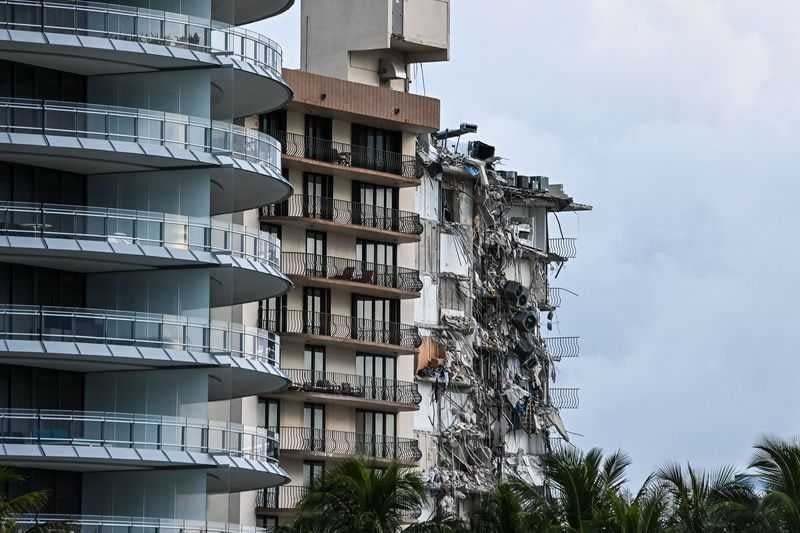 佛州邁阿密蘇夫塞德市（Surfside）「尚普蘭塔南棟大廈」（Champlain Towers South）倒塌。（圖／達志／美聯社）