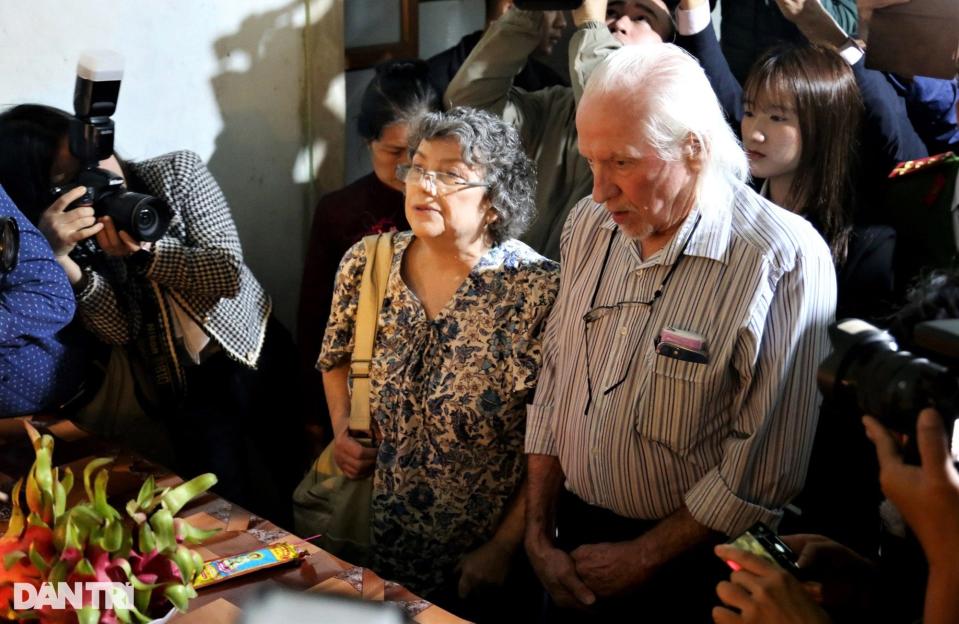 Peter Mathews and his wife Christine at the home of Ha Huy My in Cao Thang to burn incense at the family's altar of ancestors.