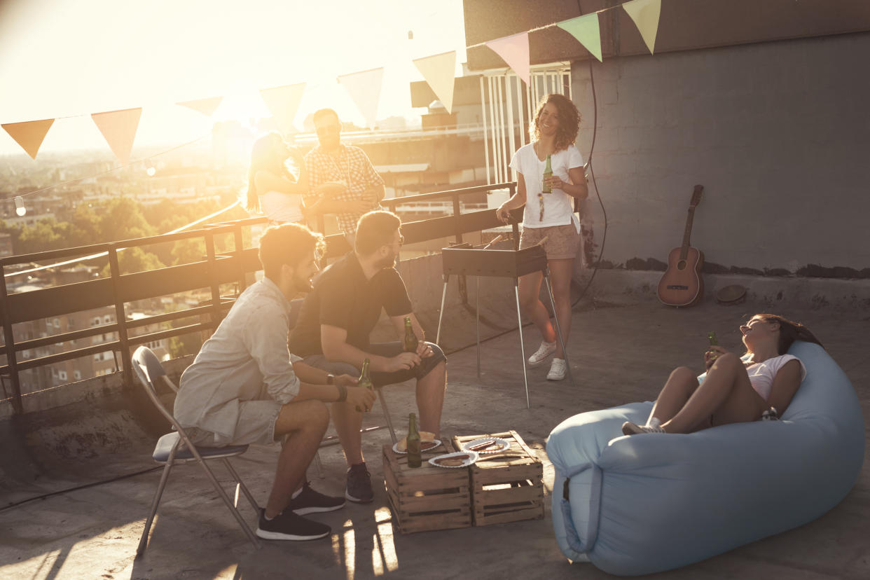 Darf man auf dem Balkon grillen? Wir verraten, was ihr beachten müsst. - Copyright: vladans/getty images