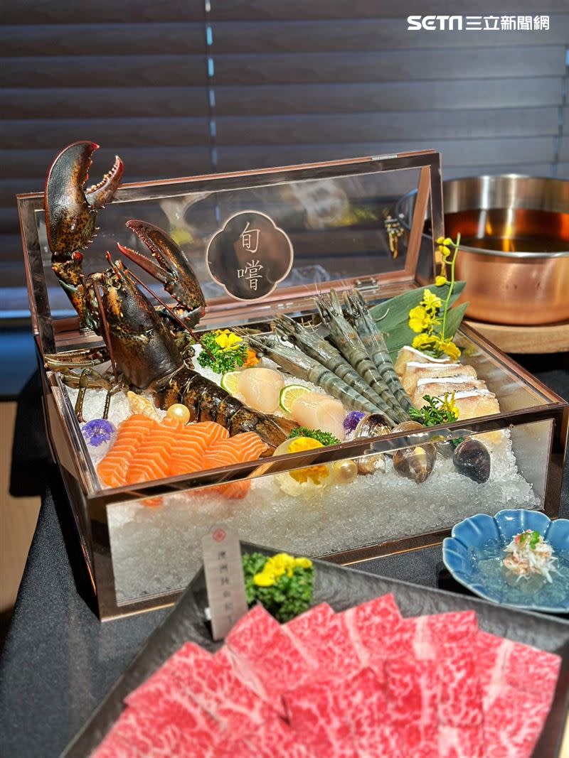 「旬嚐」推出重達3公斤的「帝王海旬寶盒八人海陸套餐」一次擁有10種海鮮，還有四人套餐「龍蝦寶盒」。（圖／記者劉沛妘攝影）