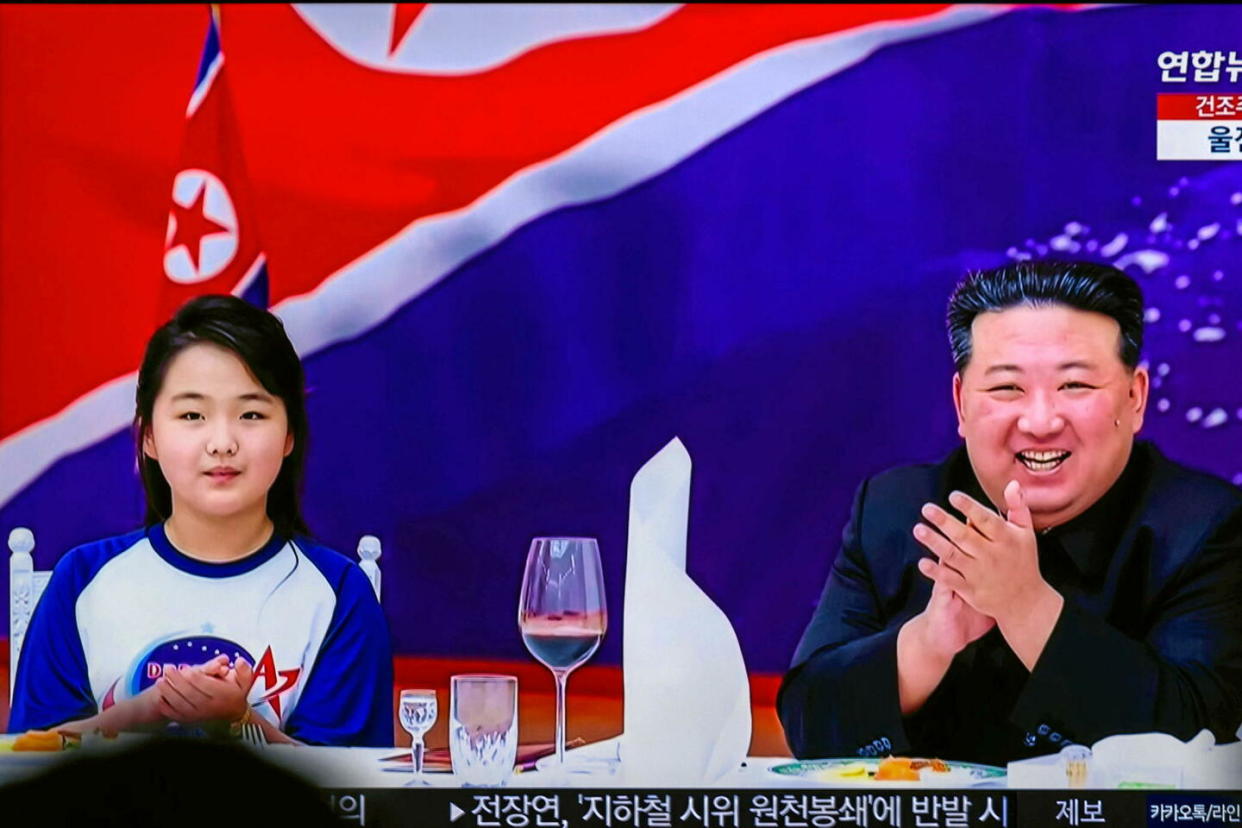 Un journal télévisé de Séoul montre en 2023 des images du leader nord-coréen Kim Jong-un et de sa fille Kim Ju-ae.  - Credit:SOPA Images/SIPA / SIPA / SOPA Images/SIPA