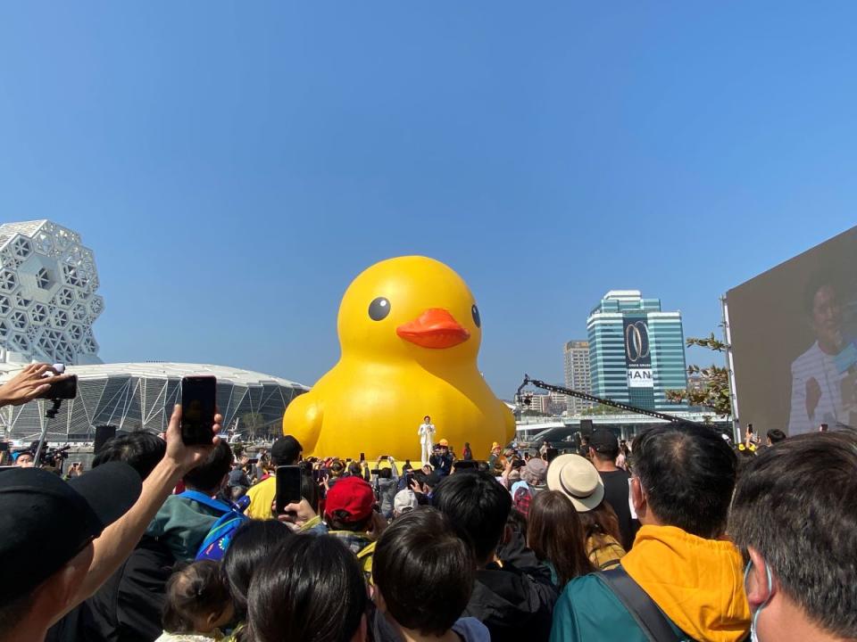 眾多民眾湧進愛河灣，爭睹黃色小鴨萌樣。（圖：溫蘭魁攝）