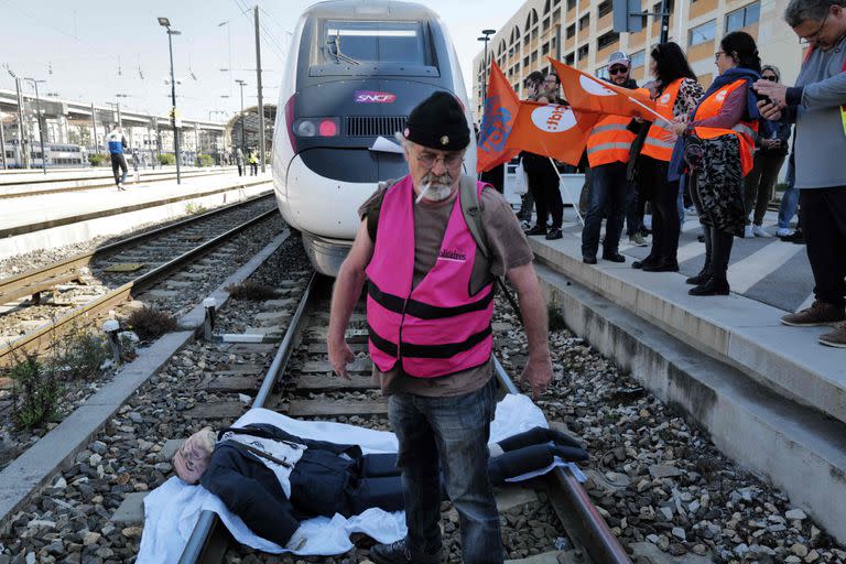 Un muñeco de Macron paraliza la circulación de trenes en Niza