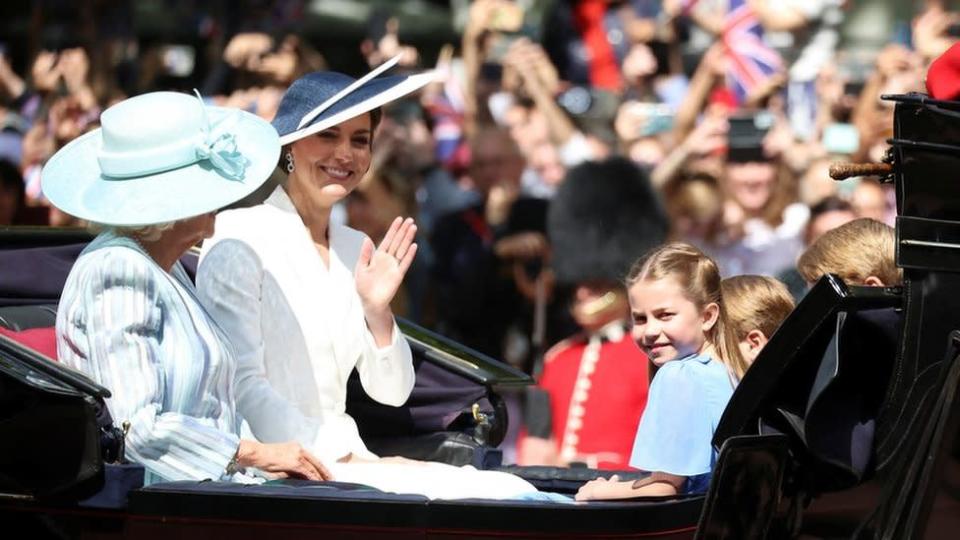 Catherine, Duquesa de Cambridge, Camilla, Duquesa da Cornualha, Princesa Charlotte, Príncipe George e Príncipe Louis andam de carruagem durante o desfile Trooping the Color