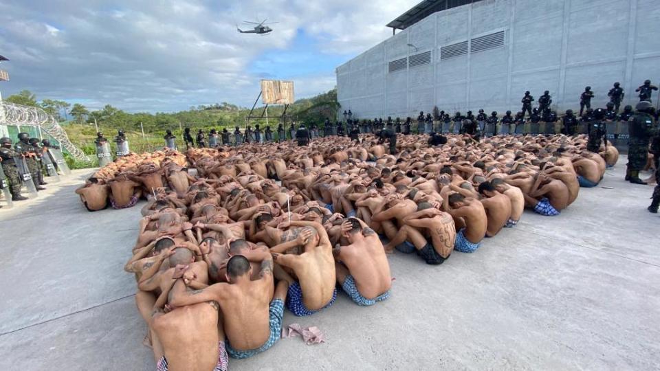 Cientos de prisioneros son vigilados por la policía militar de Honduras.