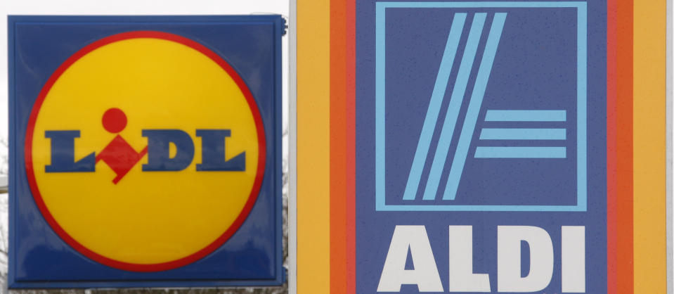 Logos of discount supermarket chains Lidl and Aldi are pictured in Kehl March 28, 2009. REUTERS/Christian Hartmann  (GERMANY BUSINESS)
