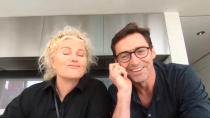 Aujourd’hui encore, Hugh Jackman et Deborra-Lee Furness semblent amoureux comme au premier jour. Une passion complice que le statut de star internationale de l’acteur australien - et les conséquences néfastes que cela peut entraîner pour un couple - n’aura jamais ébranlé. Pas même quand Logan fut élu homme le plus sexy de l’année par le magazine <em>People </em>en 2008. Une reconnaissance plastique que son épouse accueillit alors avec cette remarque : "<em>Homme le plus sexy, hein ? Allez, va sortir les poubelles beau gosse.</em>" Une bonne dose d’humour, de l’intelligence, et ce qu’il faut de recul pour annihiler toute vanité : la recette des Jackman fonctionne depuis près de 25 ans. Et elle semble bien partie pour faire des miracles encore longtemps… (<em>©NBC/NBCU Photo Bank</em>)