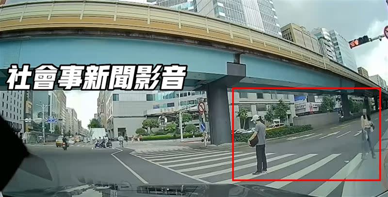 對向女子過馬路後還回頭看「占」斑馬線的男子。（圖／翻攝自臉書社會是新聞影音）