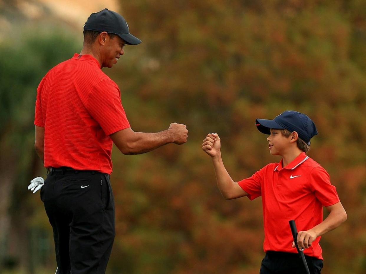 Gemeinsam mit seinem Sohn: Tiger Woods zurück auf dem Golfplatz