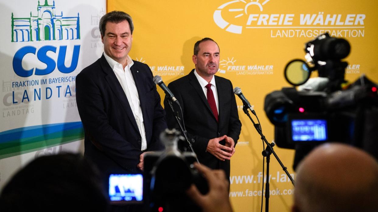 Bayerns Ministerpräsident Markus Söder (l) und der Landesvorsitzende der Freien Wähler in Bayern, Hubert Aiwanger. Die CSU und die Freien Wähler haben sich auf eine Regierungskoalition geeinigt. Foto: Matthias Balk