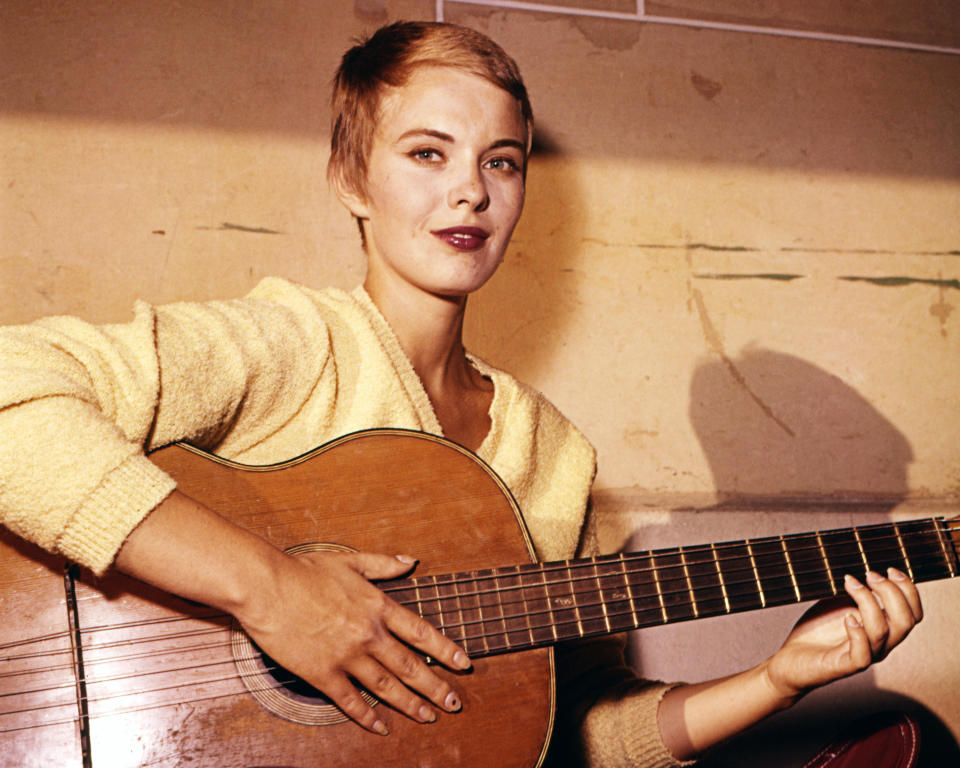 Jean Seberg (1938-1979), US actress, wearing a yellow jumper as she plays an acoustic guitar, circa 1970. (Photo by Silver Screen Collection/Getty Images)