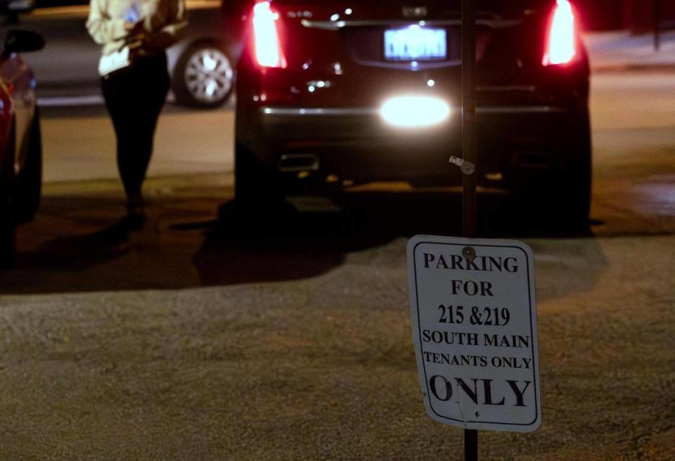 A sign notifies drivers that a parking lot on South Main is limited to nearby tenants only. Amanda McCoy/amccoy@star-telegram.com