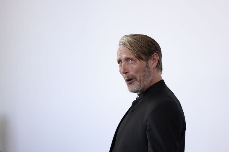 Un divertido Mads Mikkelsen, quien participó en la película La Tierra Prometida, juega frente a las cámaras en su arribo a la alfombra roja