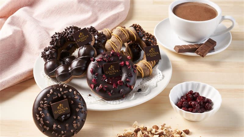 Mister Donut首次與GODIVA聯名推出4款限定甜甜圈，讓巧克力控們嗨翻。（圖／Mister Donut提供）