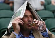 <p>Ein Zuschauer in Wimbledon lässt sich vom schlechten Wetter nicht die Laune verderben. (Bild: AP Photo/Kirsty Wigglesworth) </p>