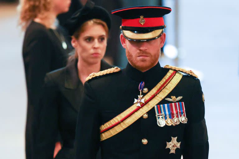 El príncipe Harry y la princesa Beatriz, durante la vigilia junto al féretro de Isabel II