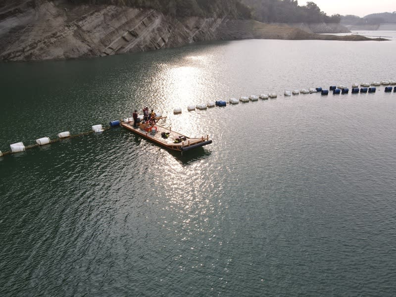 苗栗鯉魚潭水庫抽泥作業  1工人失蹤疑落水 苗栗縣消防局14日表示，13日獲報鯉魚潭水庫委外進 行抽泥作業，有工人失蹤疑似落水，經派潛水人員和 空拍機搜索仍一無所獲，14日持續搜救。 （民眾提供） 中央社記者管瑞平傳真  113年3月14日 