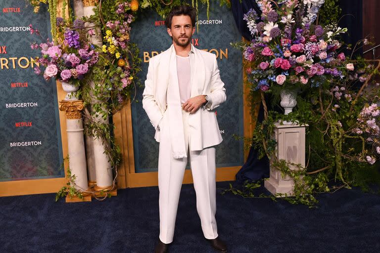 Jonathan Bailey decidió resaltar la primavera boreal con un look total white en la llegada a la premiere de la tercera temporada de la serie