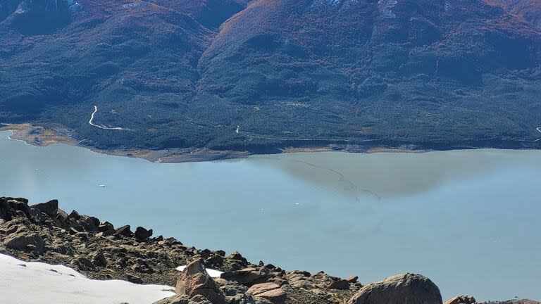 En fotos difundidas en mayo pasado, se veía una mancha negra en el lago Argentino